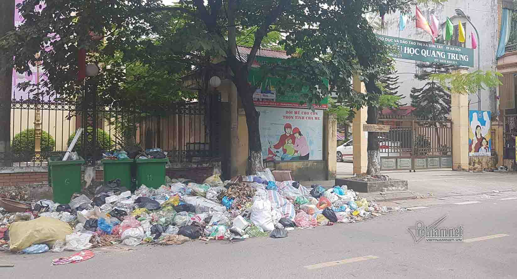 Rác thải ngập ứ ở thị xã Sơn Tây. Ảnh: Vietnamnet
