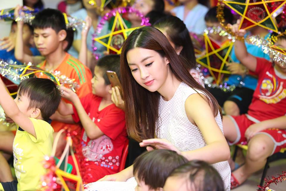 Đỗ Mỹ Linh v&agrave; Thanh T&uacute; c&ugrave;ng nhau tổ chức trung thu cho c&aacute;c em nhỏ tại TP.HCM