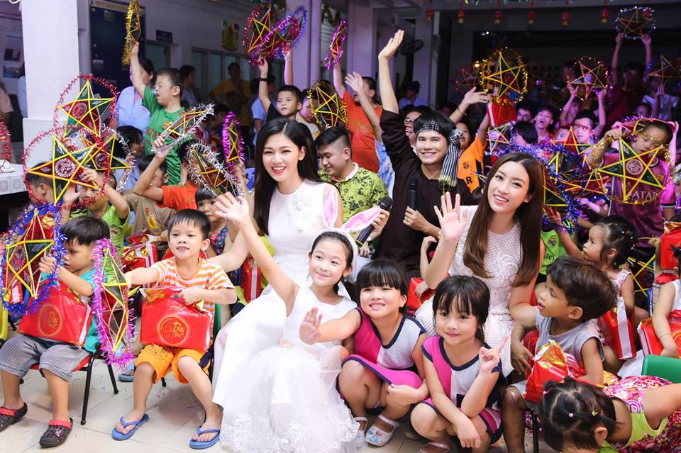 Đỗ Mỹ Linh v&agrave; Thanh T&uacute; c&ugrave;ng nhau tổ chức trung thu cho c&aacute;c em nhỏ tại TP.HCM