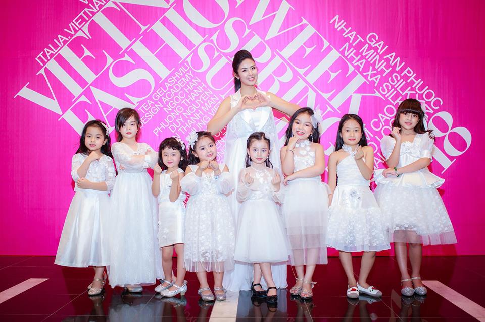 D&agrave;n mẫu nh&iacute; xinh đẹp mang tr&ecirc;n m&igrave;nh những thiết kế tinh tế của Ngọc H&acirc;n