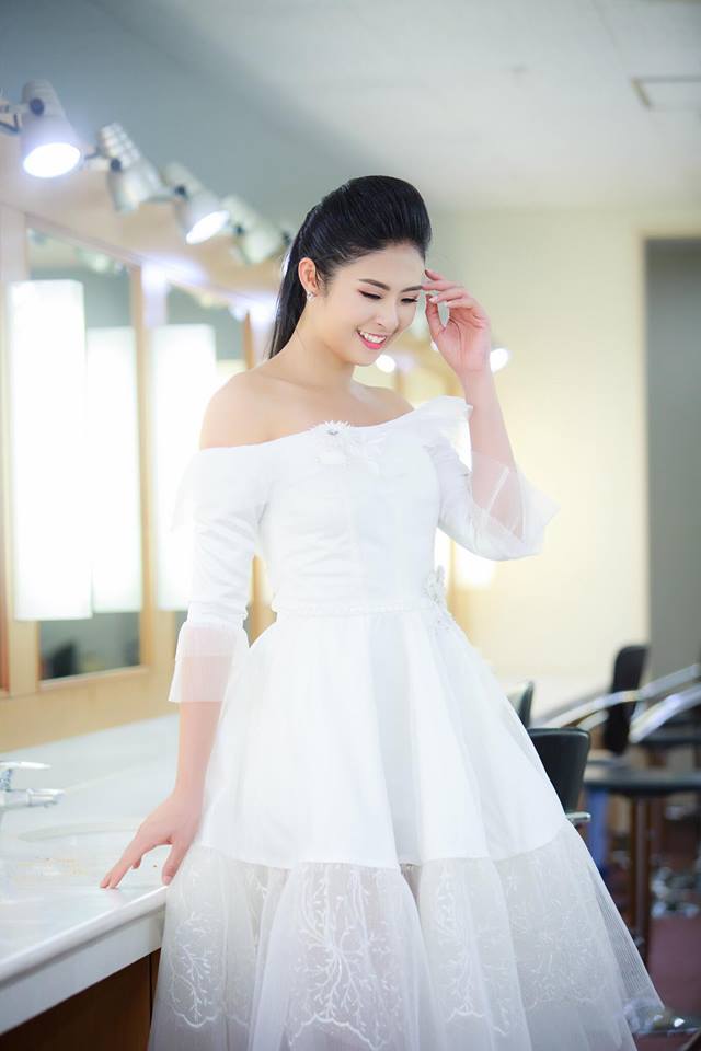 Ngọc H&acirc;n diện ch&iacute;nh thiết kế của m&igrave;nh v&agrave; ph&ocirc; ra vẻ đẹp dịu d&agrave;ng, đằm thắm