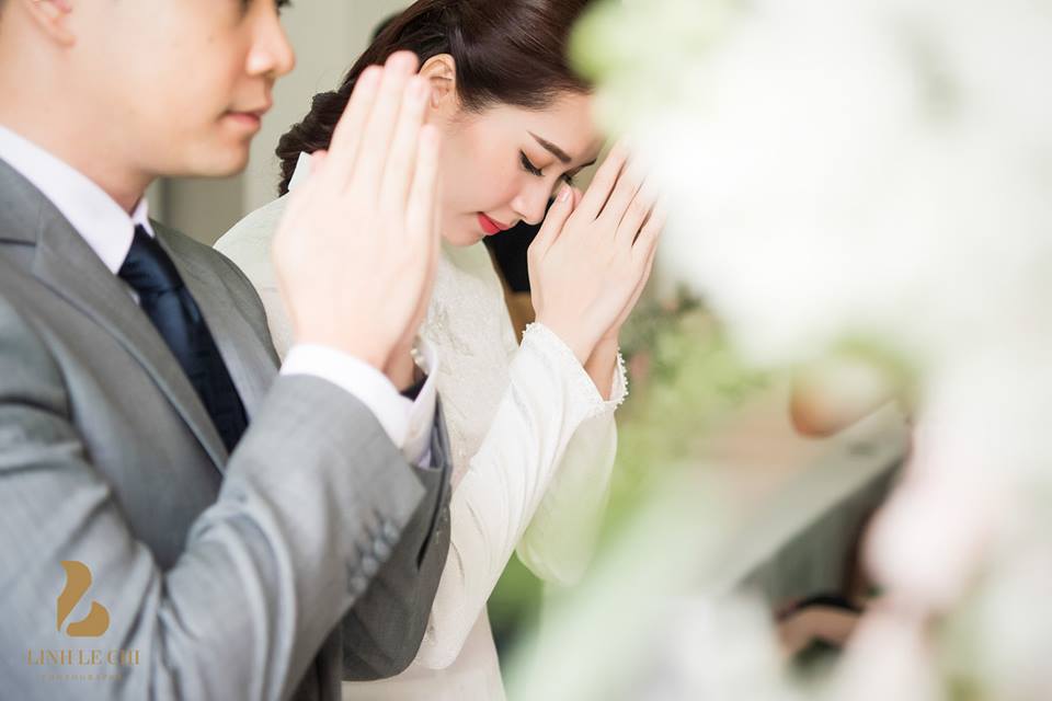 Đặng Thu Thảo v&agrave; chồng sắp cưới l&agrave;m lễ trước b&agrave;n thờ tổ ti&ecirc;n 