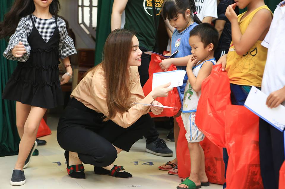 Hồ Ngọc H&agrave; trao tận tay c&aacute;c em nhỏ những m&oacute;n qu&agrave; Trung Thu &yacute; nghĩa