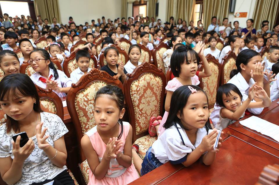 C&aacute;c em nhỏ xuất hiện tại buổi từ thiện của ca sĩ Hồ Ngọc H&agrave;