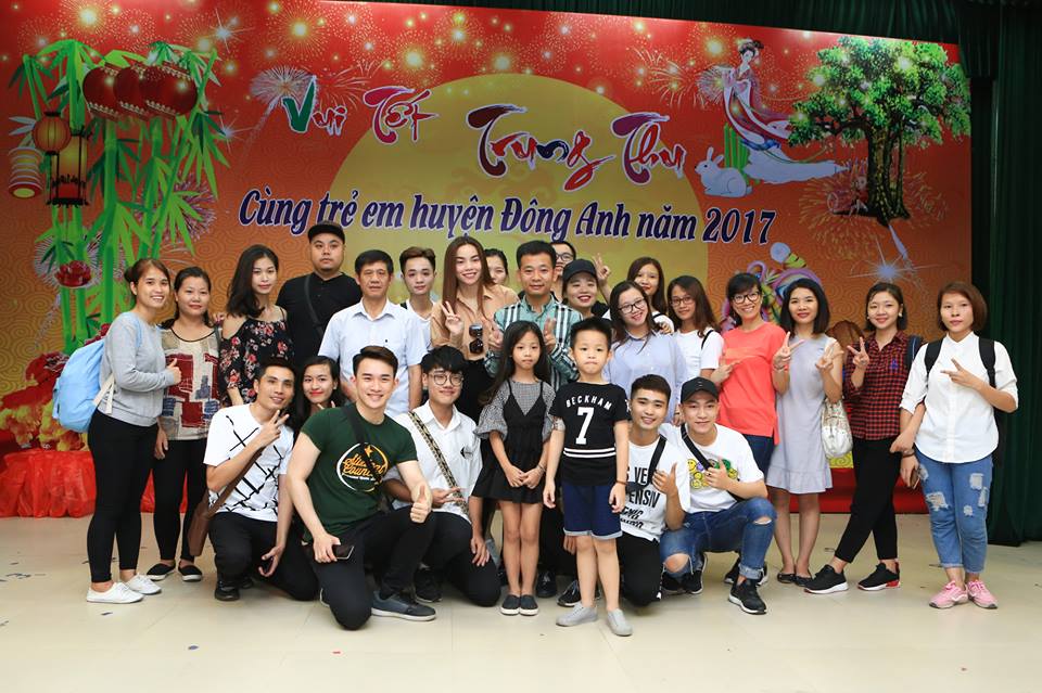 Hồ Ngọc H&agrave; chụp ảnh lưu niệm c&ugrave;ng c&aacute;c em nhỏ v&agrave; ban tổ chức