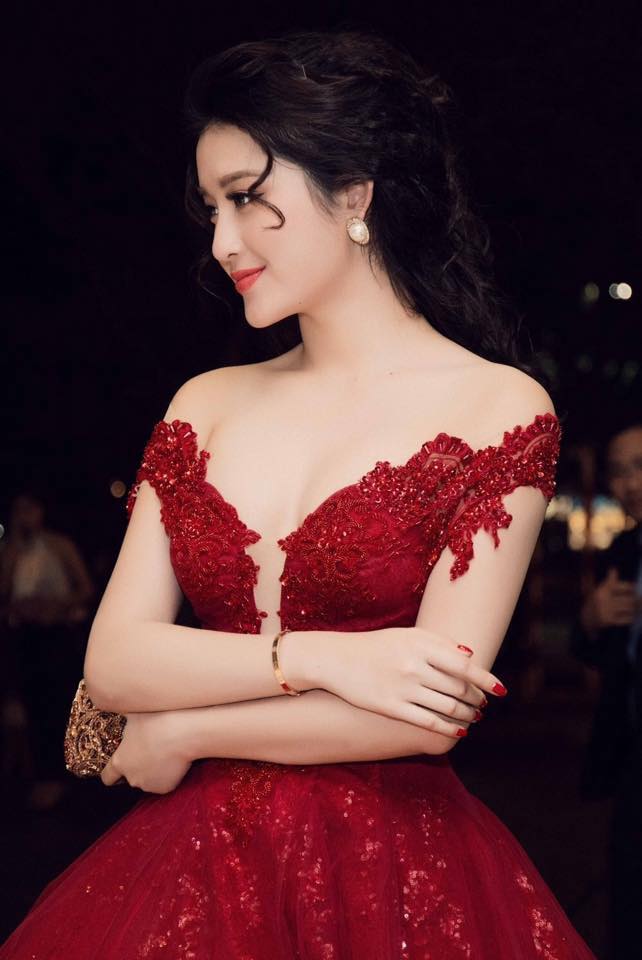 Vẻ đẹp của Huyền My ng&agrave;y c&agrave;ng sắc sảo, mặn m&agrave; v&agrave; nhận được nhiều lời khen từ b&aacute;o giới nước ngo&agrave;i