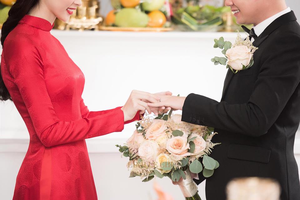 Thu Thảo v&agrave; chồng c&ugrave;ng trao nhau chiếc nhẫn đ&iacute;nh ước