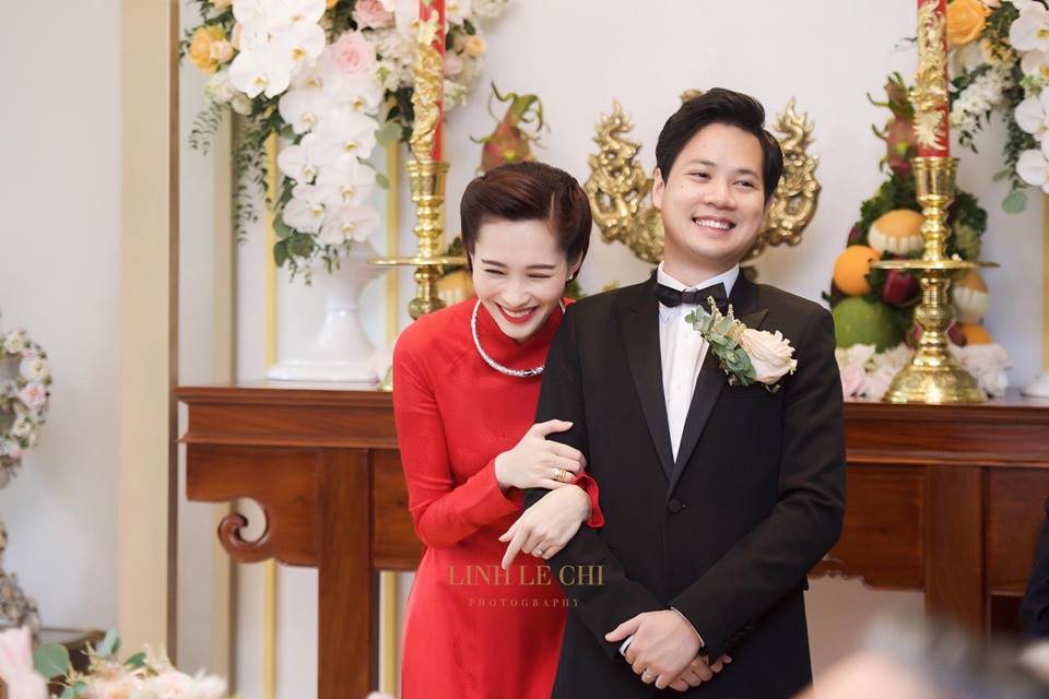 Đ&ocirc;i vợ chồng trẻ v&ocirc; c&ugrave;ng rạng rỡ trong lễ th&agrave;nh h&ocirc;n của m&igrave;nh