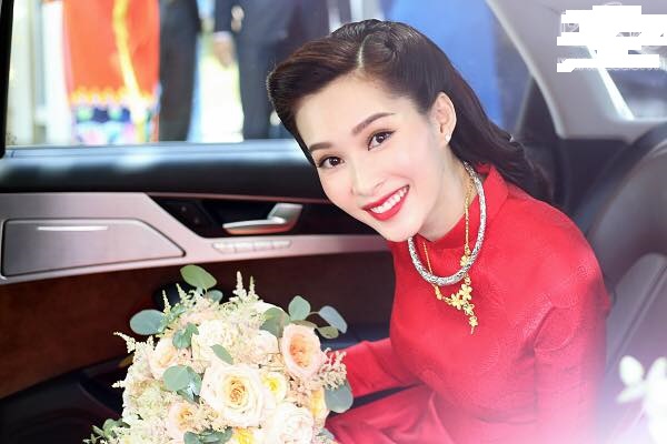 C&ocirc; d&acirc;u xinh nhất Việt Nam c&oacute; vẻ đẹp rạng ngời trong lễ cưới. Ảnh: 2Sao