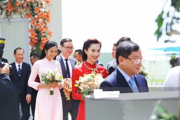 Hoa hậu Ngọc H&acirc;n l&agrave; ph&ugrave; d&acirc;u cho hoa hậu Đặng Thu Thảo