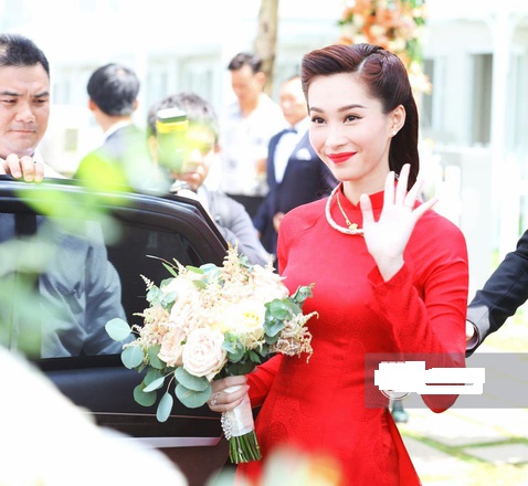 Đặng Thu Thảo vẫy tay ch&agrave;o mọi người trong đo&agrave;n đ&oacute;n d&acirc;u