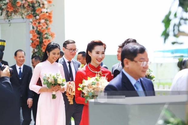 Hoa hậu Ngọc H&acirc;n đưa đ&agrave;n em Thu Thảo về nh&agrave; chồng