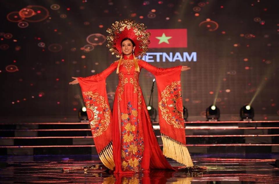 Huyền My đ&atilde; lột tả được thần th&aacute;i của bộ trang phục 13win OKVIP tựa game giải trí đỉnh cao sang trọng n&agrave;y