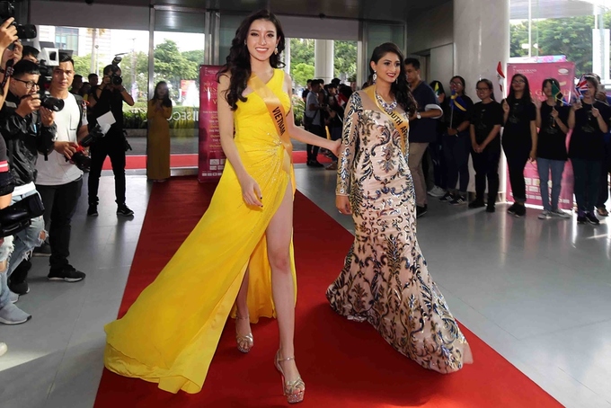 Huyền My rạng rỡ trong buổi giới thiệu c&aacute;c th&iacute; sinh Miss Grand