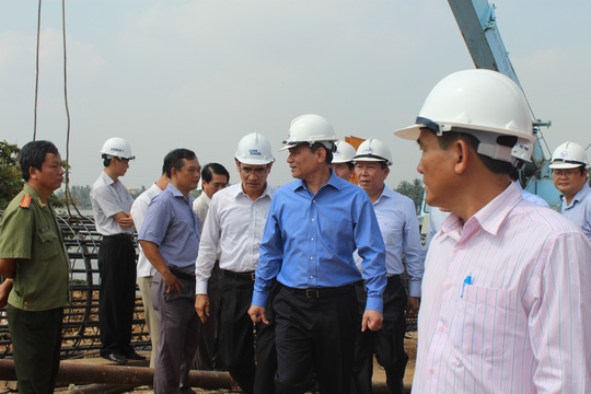 Bộ trưởng Trương Quang Nghĩa c&ugrave;ng đo&agrave;n c&ocirc;ng t&aacute;c thị s&aacute;t khu vực cầu Ghềnh. Ảnh: Người 13Win18 cá cược thể thao