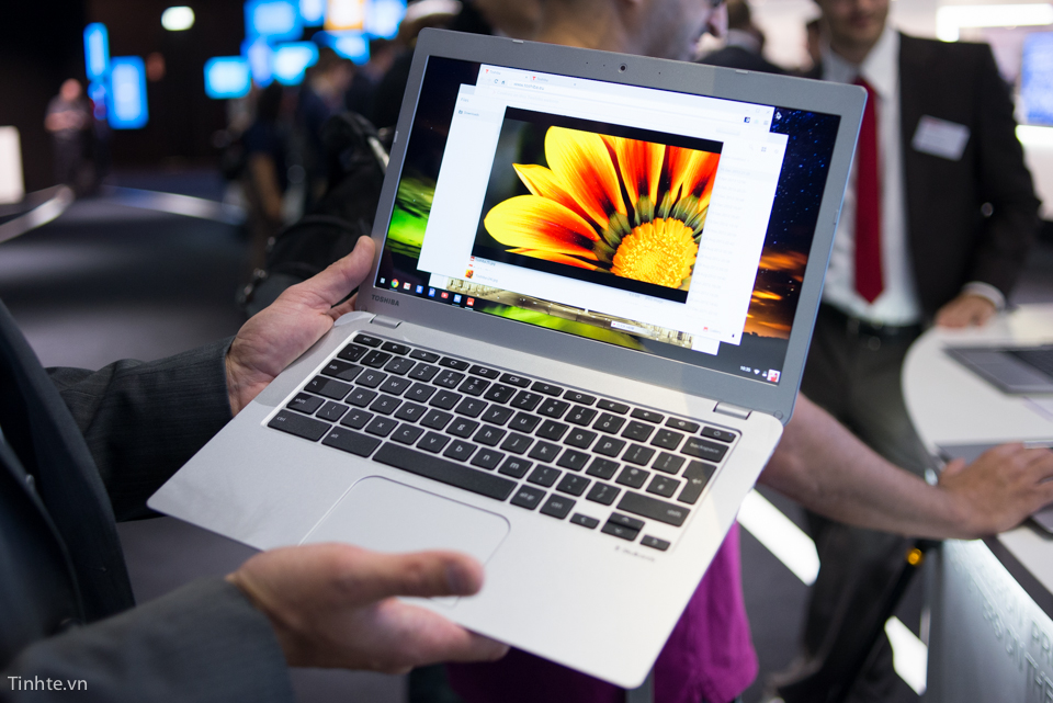 Laptop gi&aacute; rẻ Toshiba gọn nhẹ pin khủng