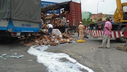 Hiện trường vụ lật xe container chở sữa Vinamilk khiến sữa chảy l&ecirc;nh l&aacute;ng cả đoạn đường