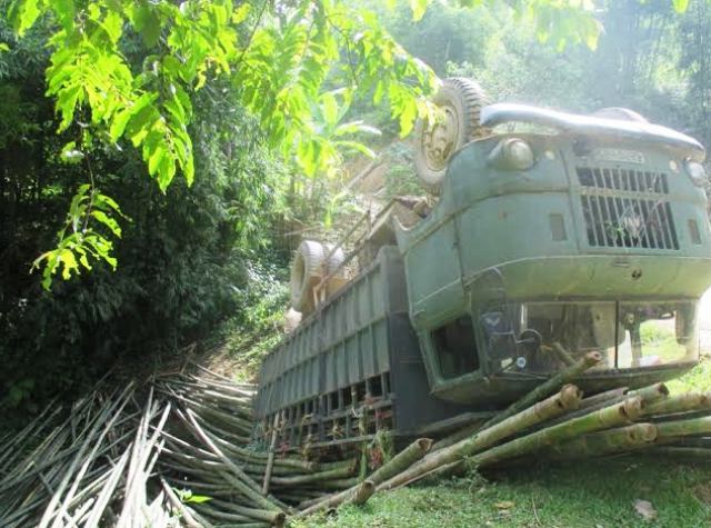 Ch&iacute;nh quyền địa phương đ&atilde; tạm thời hỗ trợ gia đ&igrave;nh c&aacute;c nạn nh&acirc;n vụ lật xe tải chở luồng