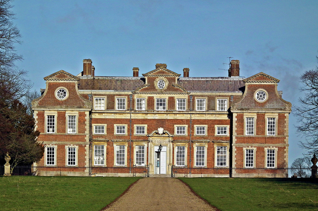 Lâu đài Raynham Hall: Chính tại lâu đài Raynham Hall, nhiếp ảnh gia Captain Provand và người phụ tá là Indre Shira chụp được bức ảnh ma nổi tiếng nhất mọi thời đại. Bức ảnh ghi lại được hình dáng của một bóng ma tại tầng trệt căn biệt thư Raynham Hall.
