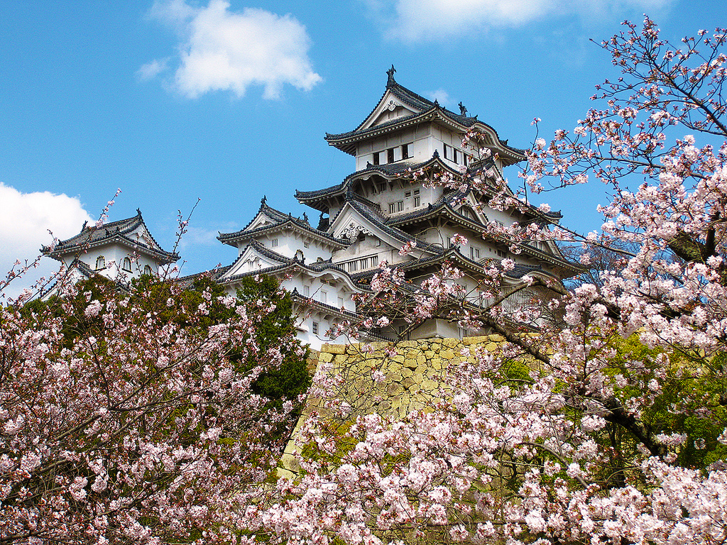 Một trong những lý do khiến Himeji thu hút sự chú ý đông đảo du khách đó là sự tồn tại của giếng nước bị ma ám trong khuôn viên của tòa lâu đài. Giếng nước gắn liền với lời đồn linh hồn của một cô gái bị đánh chết oan không thể siêu thoát có tên là Okiku.