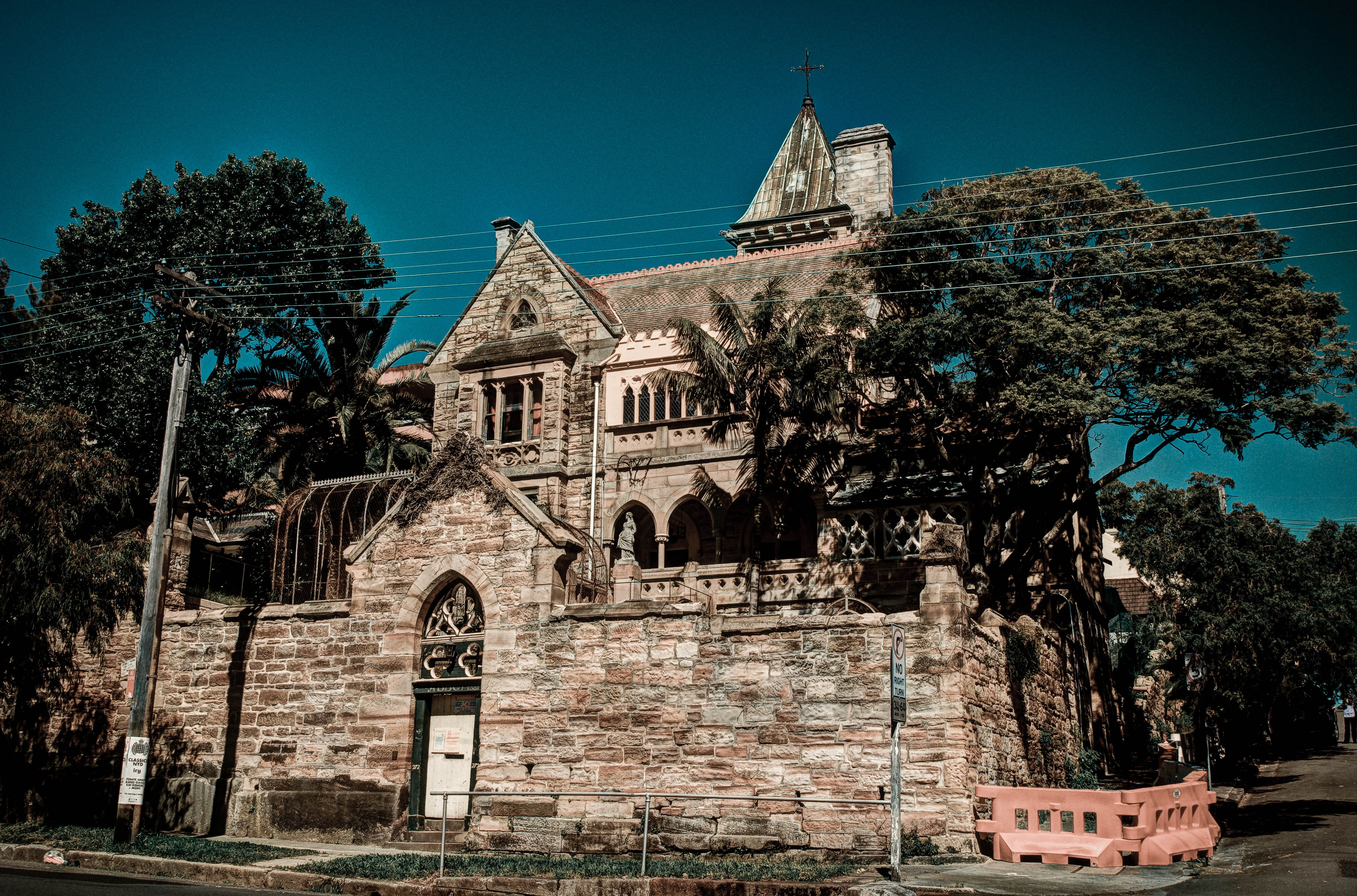 Lâu đài Abbey, Úc: Đẹp nhưng cổ kính và u tịch là đặc điểm của lâu đài Abbey, mang phong cách Gothic Victoria, tại Annandala, Sydney, Australia. Tòa biệt thự này bị ám bởi hồn ma của một người phụ nữ váy trắng.