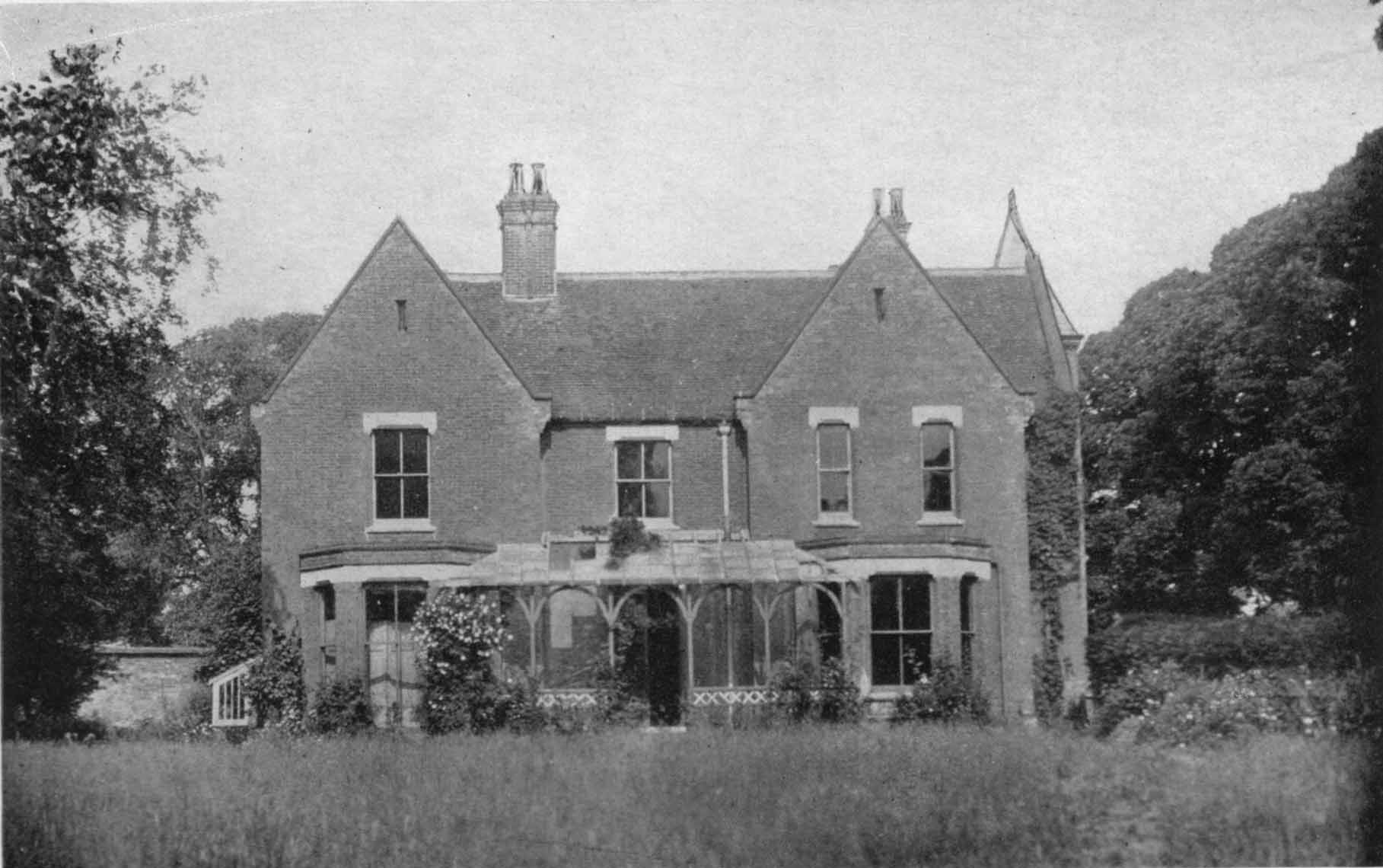 Lâu đài Borley Rectory, Anh: Borley Reactory là lâu đài cổ thời Victoria ở làng Borley, Essex, Anh. Nó được xây dựng năm 1986, trên nền đất của ngôi nhà dành cho linh mục sau đó, bị hỏa hoạn thiêu rụi năm 1939.