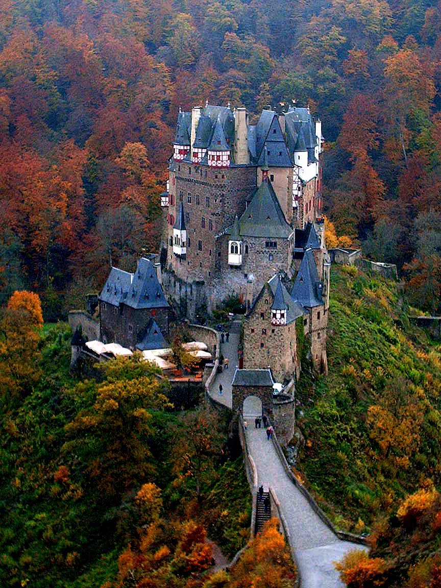Lâu đài Burg Eltz, Đức: Một vài phòng trong tòa lâu đài này được mở cửa cho du khách tham quan và một trong đó là căn phòng của nữ bá tước tên là Agnes. 