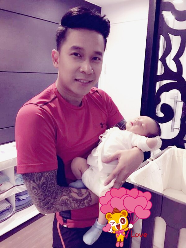 L&ecirc; Ho&agrave;ng hạnh ph&uacute;c b&ecirc;n con trai