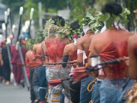 Người t&igrave;nh nguyện bị quất roi ứa m&aacute;u trong lễ hội