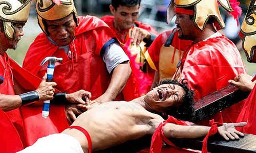 Lễ hội đ&oacute;ng đinh r&ugrave;ng rợn tại Philippines