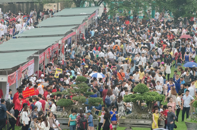 Lễ hội hoa anh đ&agrave;o 2016: H&agrave;ng vạn người 'đổ' về Ho&agrave;ng th&agrave;nh