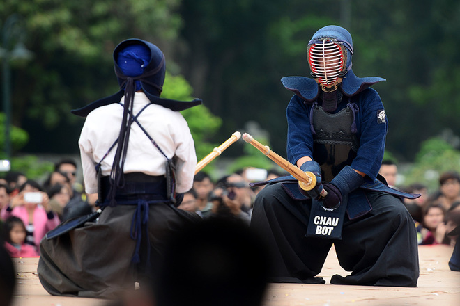 Lễ hội hoa anh đào năm nay còn tổ chức biểu diễn cosplay, trình diễn võ thuật, giới thiệu một số món ăn đặc trưng của Nhật Bản như: Okonomi-yaki, Tako-yaki...
