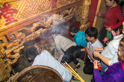 Trong lễ hội ch&ugrave;a B&agrave;, B&igrave;nh Dương, nhiều phụ nữ, đ&agrave;n &ocirc;ng chen nhau b&ograve; v&agrave;o kh&oacute;m thờ v&eacute;t &ldquo;tro B&agrave;&rdquo; mang về lấy h&ecirc;n