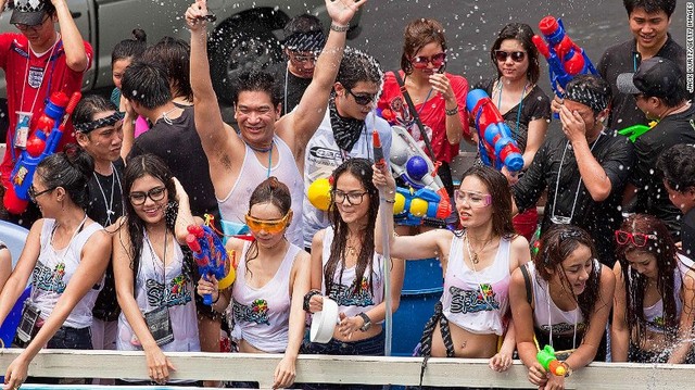 Lễ hội t&eacute; nước Songkran l&agrave; lễ hội lớn nhất ở Th&aacute;i Lan