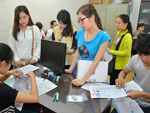 Hiện th&iacute; sinh đ&atilde; bắt đầu nộp hồ sơ dự kỳ thi THPT Quốc gia 2015