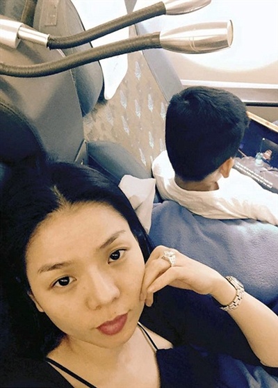 Trước đó, nữ ca sĩ cũng bị ném đá vì cho con đi vệ sinh vào túi nôn trên máy bay Trước đó, nữ ca sĩ cũng bị ném đá vì cho con đi vệ sinh vào túi nôn trên máy bay
