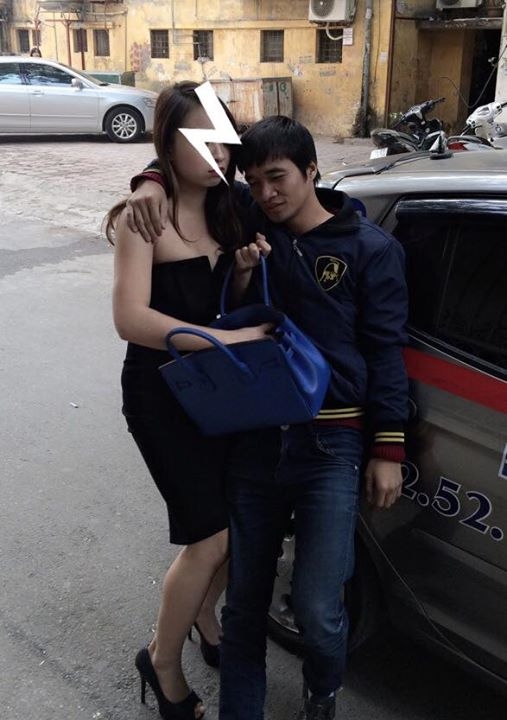 H&igrave;nh ảnh Lệ Rơi đi c&ugrave;ng g&aacute;i đẹp được đề cập trong tin tức giải tr&iacute; mới nhất h&ocirc;m nay 