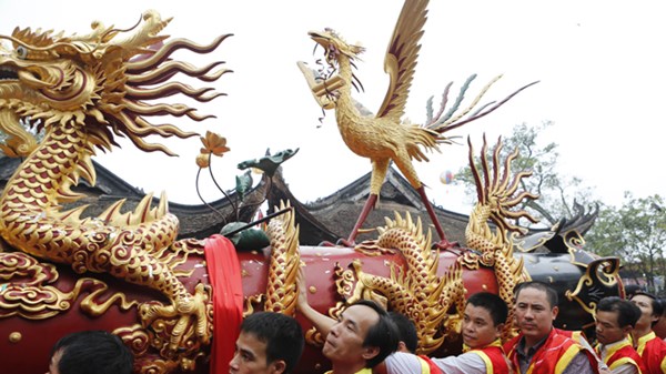 Lễ hội rước ph&aacute;o được khuấy động bằng những tiếng h&ocirc; lớn thay cho tiếng ph&aacute;o. Ảnh Newszing