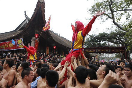 Lễ hội rước ph&aacute;o l&agrave; một trong những lễ hội đặc sắc v&agrave; diễn ra sớm nhất trong năm. Ảnh Newszing