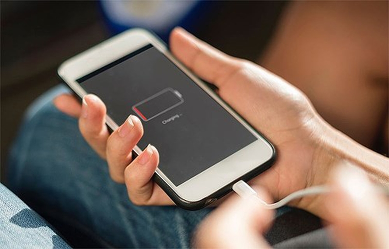  Người d&ugrave;ng để pin cạn mới sạc sẽ xảy ra c&aacute;c phản ứng ho&aacute; học trong vi&ecirc;n pin l&agrave;m pin nhanh hỏng