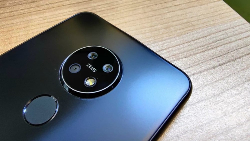 Nokia được trang bị cụm gồm 3 camera sử dụng ống k&iacute;nh ZEISS với độ ph&acirc;n giải l&ecirc;n đến 64 MP