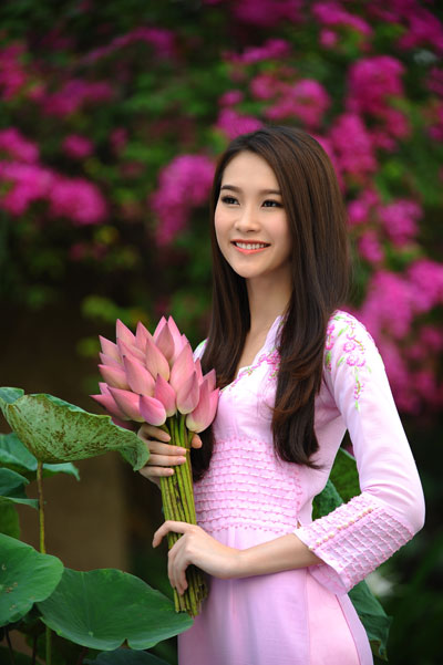 Nụ cười tươi rạng rỡ lu&ocirc;n l&agrave; điểm mạnh tr&ecirc;n khu&ocirc;n mặt Hoa hậu.