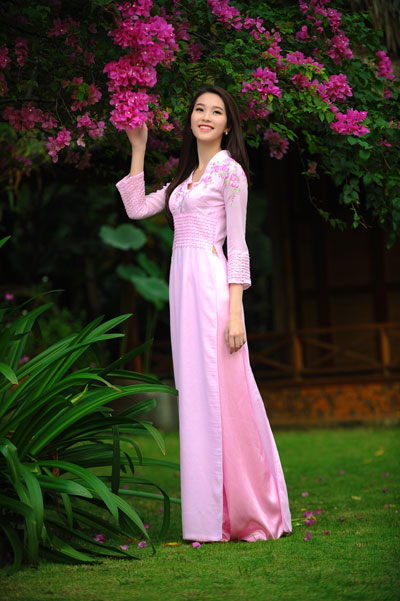 Thu Thảo diện chiếc &aacute;o d&agrave;i c&aacute;ch điệu của nh&agrave; thiết kế Việt H&ugrave;ng. Chiếc &aacute;o c&oacute; tay lửng, cổ chữ V gi&uacute;p người mặc th&ecirc;m trẻ trung.