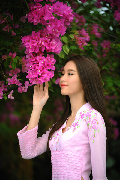 M&agrave;u hồng c&aacute;nh sen của trang phục t&ocirc;n th&ecirc;m n&eacute;t xu&acirc;n th&igrave; cho người mặc.