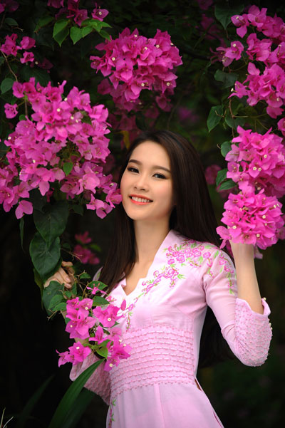 Nhiếp ảnh gia Nguyễn &Aacute; l&agrave; người ghi lại những khoảnh khắc duy&ecirc;n d&aacute;ng của Hoa hậu giữa thi&ecirc;n nhi&ecirc;n m&ugrave;a xu&acirc;n.