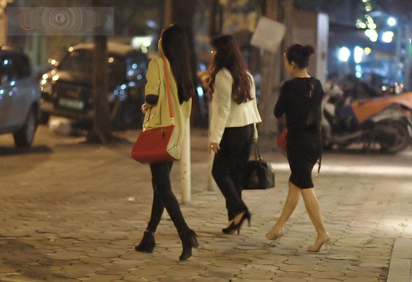 Dương Mỹ Linh ra xe trước... 