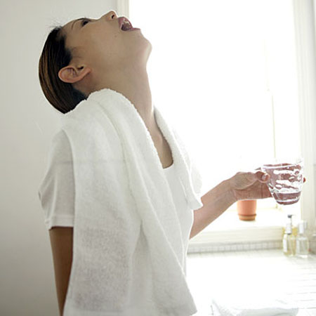N&ecirc;n d&ugrave;ng nước muối 0,9% s&uacute;c miệng sau đ&aacute;nh răng buổi s&aacute;ng, buổi tối.