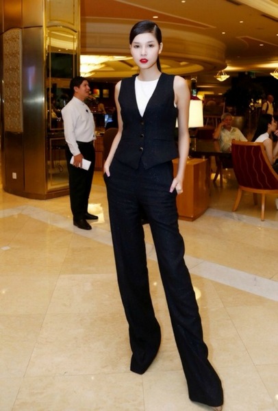 Áo gilet lửng không tay phối cùng quần ống rộng giúp chân dài Kỳ Hân nổi bật trong đêm tiệc. Tuy nhiên, phần ống quần có vẻ quá dài so với chiều cao của người đẹp. 