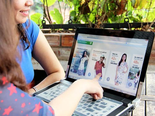 Chọn h&agrave;ng tr&ecirc;n c&aacute;c trang web mua theo nh&oacute;m. Ảnh: T.V