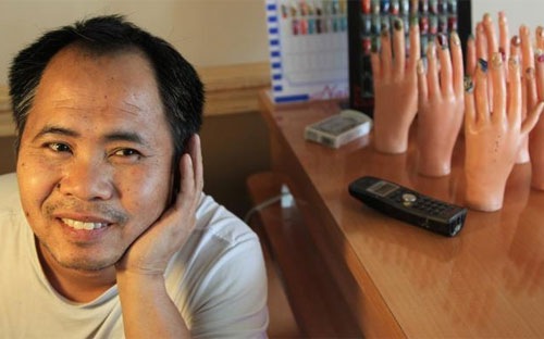 Anh Huy Van, một người Việt l&agrave;m chủ tiệm nail ở Miami, Mỹ - Ảnh: Miami Herald
